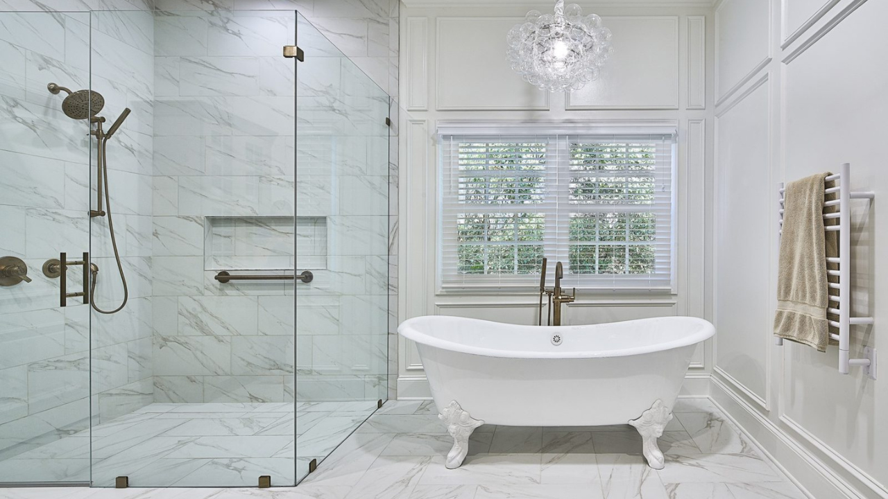 Walk-In Showers vs Bathtubs: Which One is Right for You?